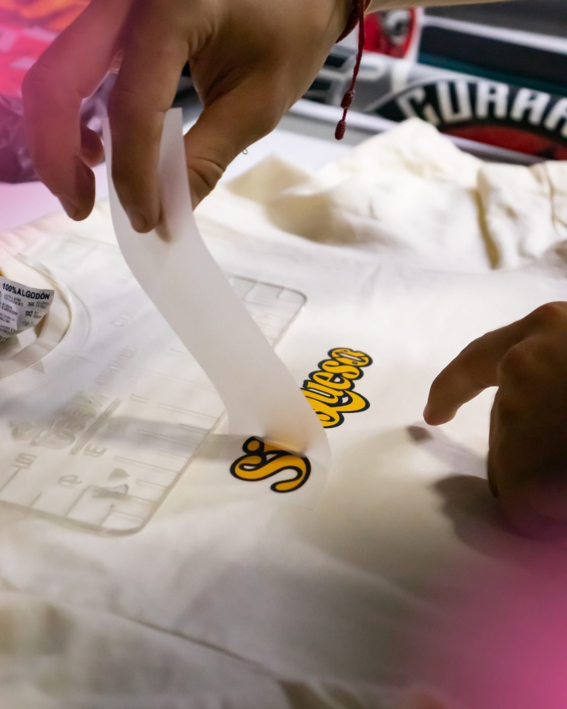 Aplicación de vinilo textil sobre camiseta en NEEO DTF